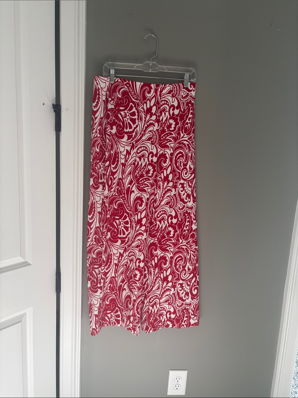Boston Proper Red & White Paisley Wide-Leg
Pants